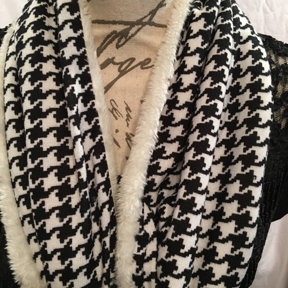 Houndstooth Scarf - Picture 3 of 8